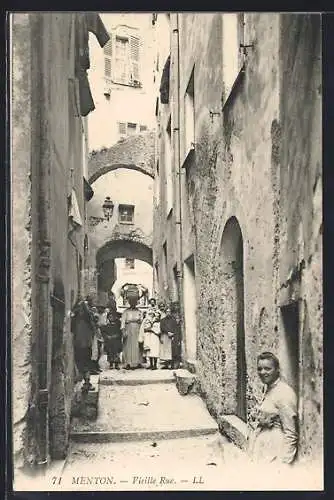 AK Menton, Vieille Rue animée avec habitants et architecture ancienne