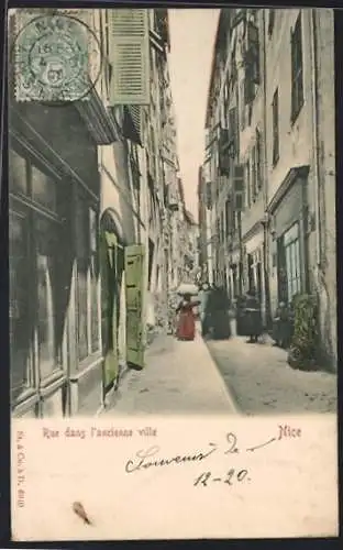 AK Nice, Rue dans l`ancienne ville avec passants et volets verts ouverts