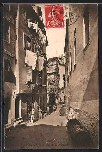 AK Nice, Rue de la Providence dans le Vieux Nice avec linge suspendu et bâtiments historiques