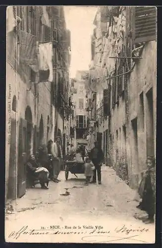 AK Nice, Rue de la Vieille Ville avec habitants et linge suspendu