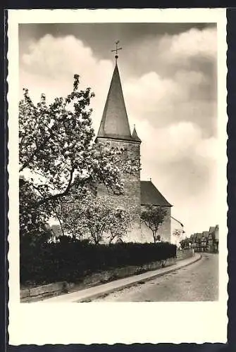 AK Sachsenhausen / Waldeck, Strassenpartie an der Evang. Kirche
