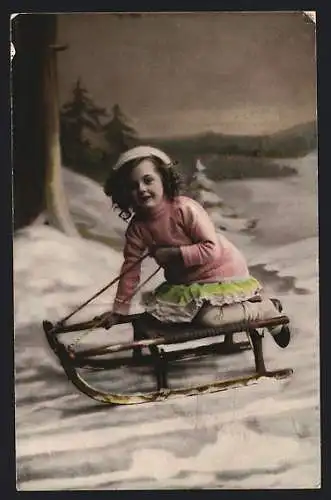AK Kleines Mädchen auf Schlitten im Schnee