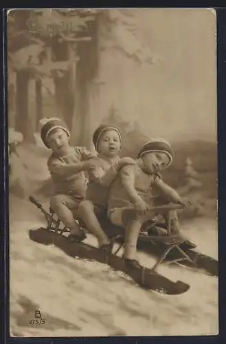 AK Drei kleine Jungen auf Schlitten im Winter