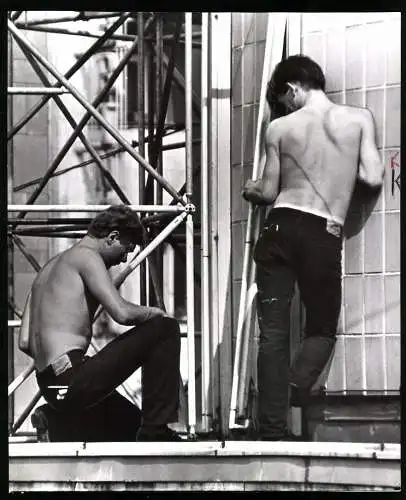 Fotografie Werner Eckelt, Berlin, halnackte Monteure bei der Montage von Leuchtstoffröhren, 1965