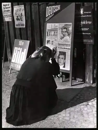 Fotografie Eckelt, Berlin, Veronika und die Monarchen, Frau heulend am Boden vor Zeitungsaufsteller