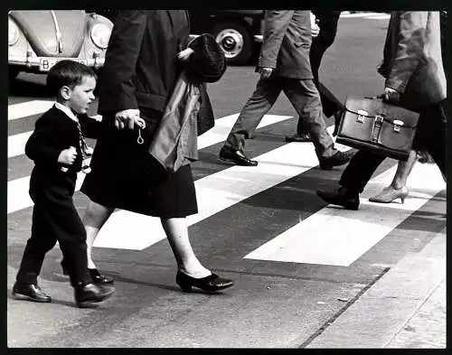 Fotografie Werner Eckelt, Berlin,  er fühlt sich sicher an der Hand er Mutter - wie sicher aber fühlt sie sich ? 