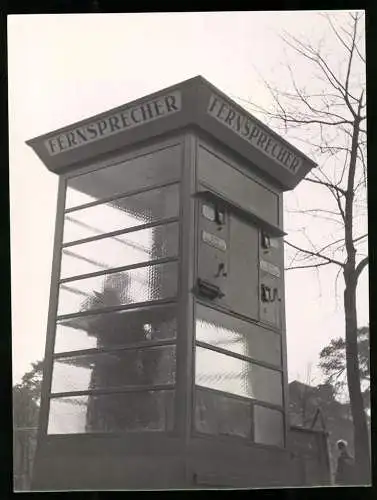 Fotografie Eckelt, Berlin, Aus der Perspektive eines Wartenden Telefonzelle mit Postkarten & Briefmarken ausgabe
