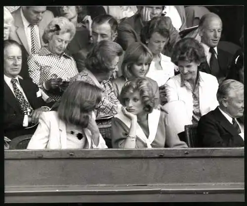 Fotografie Lady Di, Prinzessin Diana mit gelangweiltem Blick in Wimbledon, Grossformat 25 x 20cm