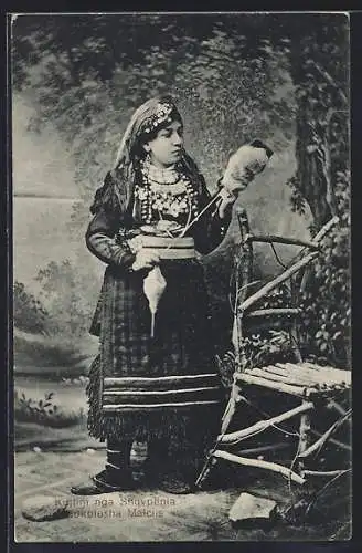 AK Shqypenia, Kujtim, Sokolesha Malciis, Albanerin mit Flachs