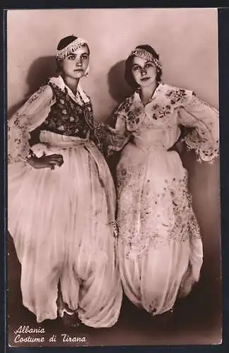AK Costume di Tirana, 2 Frauen in festlicher albanischer Tracht
