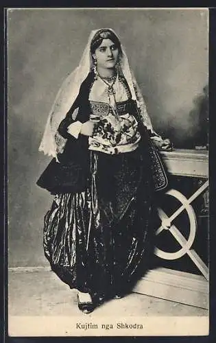AK Kutjim nga Shkodra, Albanerin in Volkstracht mit ausladenden Hosen