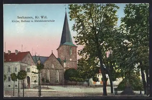 AK Seehausen /Wzl., Der Ortskern mit Kirche, Rathaus und Kleinkinderschule