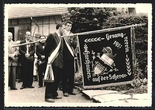 AK Harthausen /Scher, Sängerfest 1957, Mitglieder des Gesangvereins mit Fahne