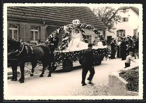AK Harthausen /Scher, Kutsche mit anmutiger Frau auf dem Sängerfest