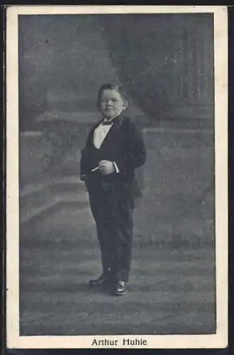 AK Liliputaner Arthur Huhle im Anzug mit Zigarette in der Hand