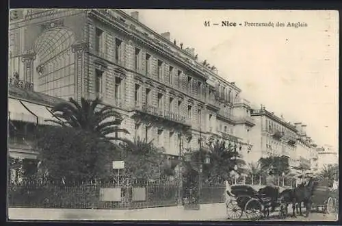 AK Nice, Promenade des Anglais avec calèche devant des bâtiments élégants