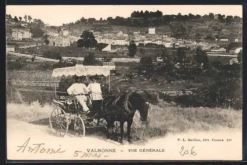 AK Valbonne, Vue générale avec calèche devant le village