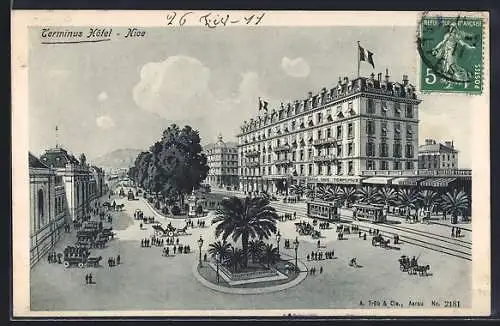 AK Nice, Terminus Hôtel et place animée avec tramway et calèches