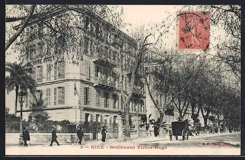 AK Nice, Boulevard Victor-Hugo avec passants et calèche