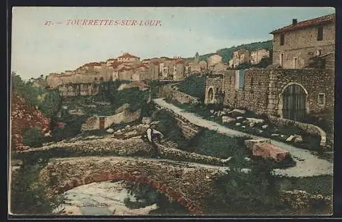 AK Tourrettes-sur-Loup, Vue du village avec pont en pierre et chemins sinueux