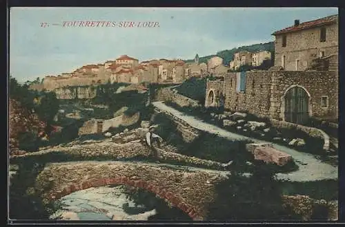 AK Tourrettes-sur-Loup, Vue du village et des anciens remparts avec pont en pierre