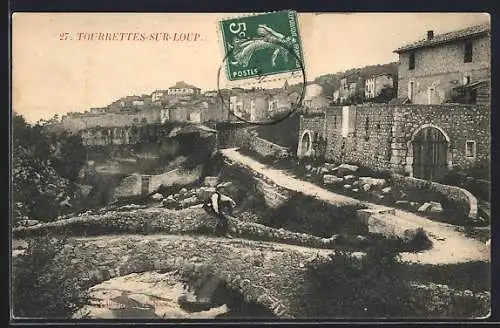 AK Tourrettes-sur-Loup, Vue du village avec vieux pont en pierre et maisons en arrière-plan