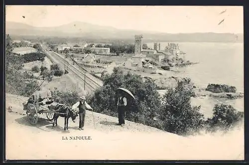 AK La Napoule, Vue sur le village côtier et le château en bord de mer