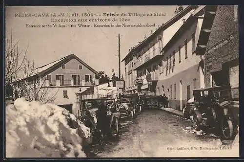 AK Peira-Cava, Entrée du Village en hiver avec voitures anciennes