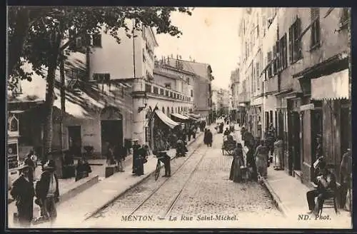 AK Menton, La Rue Saint-Michel animée avec passants et boutiques