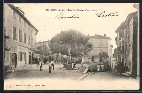 AK Mougins, Place du Commandant Lamy avec fontaine et passants