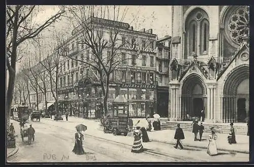 AK Paris, Rue animée près d`une église avec passants et calèches