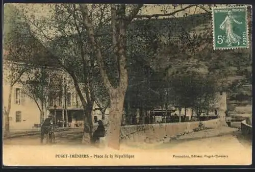 AK Puget-Théniers, Place de la République avec arbres et bâtiments adjacents
