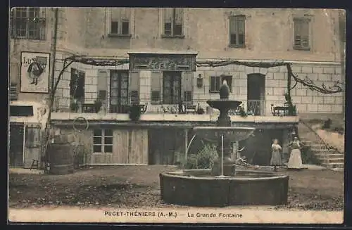 AK Puget-Théniers, La Grande Fontaine devant le café et les habitants