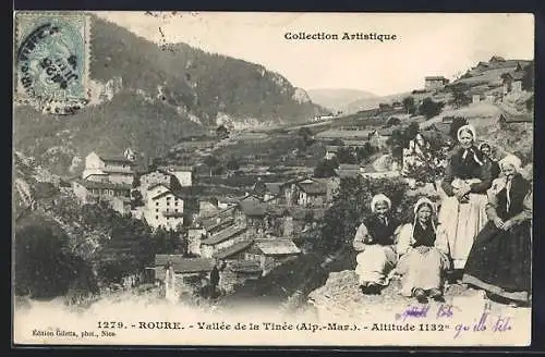 AK Roure, Vallée de la Tinée (Alp.-Mar.), Altitude 1132 m, village pittoresque et habitants en tenues traditionnelles