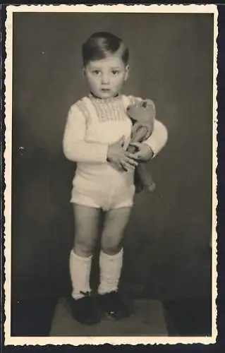 Foto-AK Kleiner Junge mit seinem Teddy