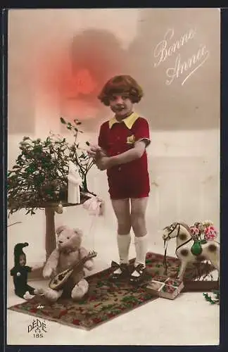 AK Kind mit Misteln, Teddy, Weihnachtsmannfigur und Puppe