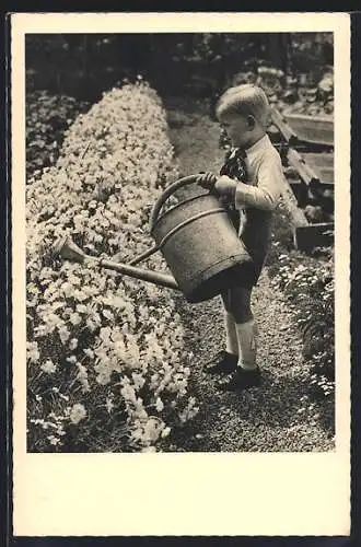 AK Kleiner Gärtner giesst die Blumen