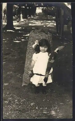 Foto-AK Kleines Mädchen mit seiner Puppe
