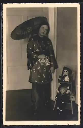Foto-AK Junges Mädchen im Kimono mit Puppen