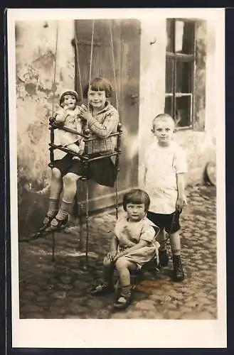 Foto-AK Kinder spielen im Hof mit Puppe