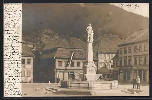 Foto-AK Suhl, Marktplatz mit Hotel und Brunnen