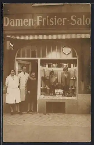 Foto-AK Friseure vor Damen-Friseur-Geschäft