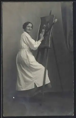 Foto-AK Junge Malerin arbeitet an einem Bild