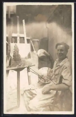 Foto-AK Maler Ernst Karcker im Atelier, Annenstr. 18