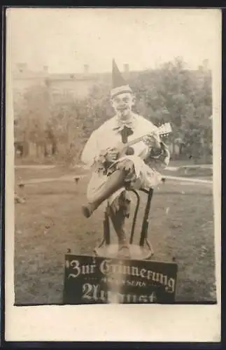 Foto-AK Zirkus-Clown mit Gitarre sitzt auf der Stuhllehne