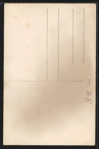 Foto-AK Zirkus-Clown mit Gitarre sitzt auf der Stuhllehne