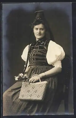 AK Frau in Schwarzwälder Tracht