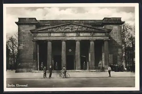 AK Berlin, Ehrenmal mit Besuchern und Radfahrer