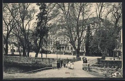 AK Erbach / Odenwald, Schlossbrücke und Schloss mit Besuchern und Kindern