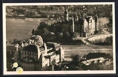 AK Schwerin / Mecklenburg, Strassenpartie mit Schloss